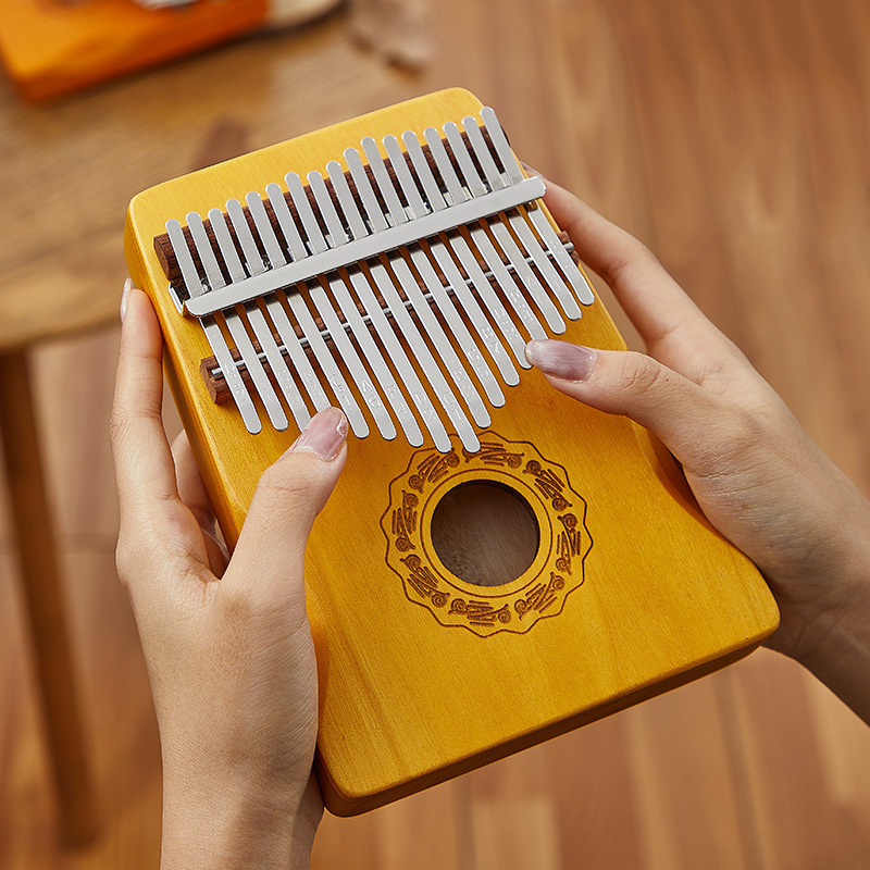 A Musical Instrument With Keys - Hluru Kalimba a 17 tasti, pianoforte
